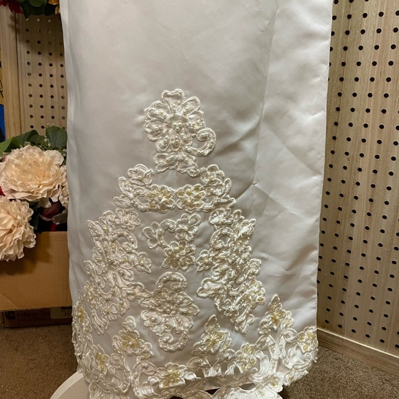 Alfred Angelo Wedding Dress - Picture 5 of 10